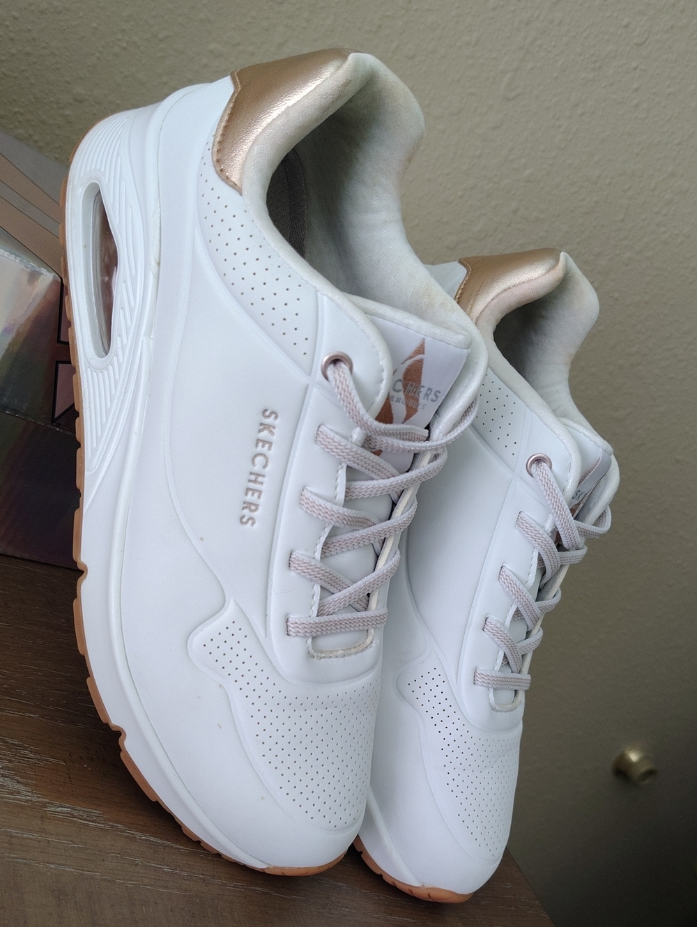Skechers Uno Shimmer Away, Size 7.5, White & Gold, No Tie Laces, Ex Pre-owned C
